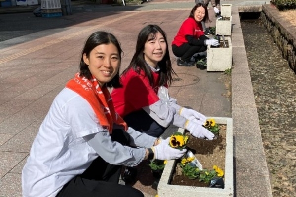  金沢駅前通り花苗植え替え     